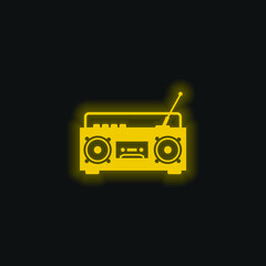 Obraz premium Boom Box Radio With Antenna yellow glowing neon icon