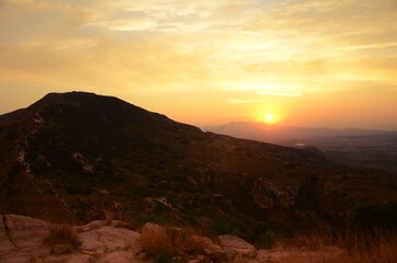 Atardecer o puesta de sol arriba de una montaña