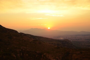 Atardecer o puesta de sol arriba de una montaña