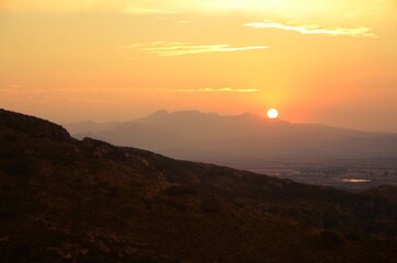 Atardecer o puesta de sol arriba de una montaña
