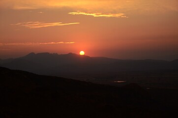 Atardecer o puesta de sol arriba de una montaña