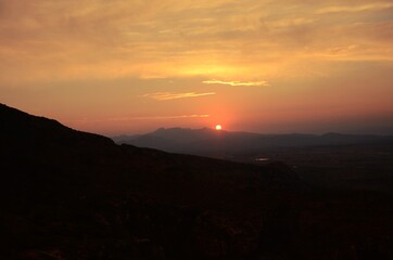 Obraz premium Atardecer o puesta de sol arriba de una montaña