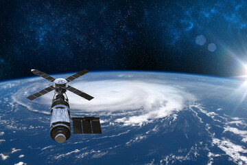 Obraz premium Cargo space craft and Earth planet. Dark background. Sci-fi wallpaper.Space Station Orbiting Earth.Space ship. Space art wallpaper.Solar Observatory.Elements of this image furnished by NASA.