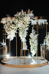 wedding cake at the wedding of the newlyweds