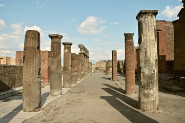 strada romana con colonne  nella città di Pompei