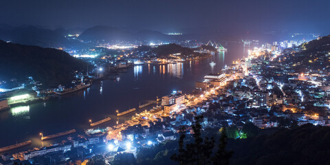 Obraz premium Panoramic view of Onomichi City at night, Hiroshima, Japan 広島県・尾道市の夜景 浄土寺山展望台からの眺め