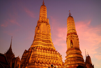 Fototapeta premium Marvelous View of Wat Arun Central Prang and Satellite Prang in the Twilight, Bangkok, Thailand