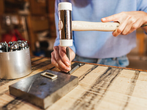 Crop artisan using dapping set