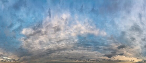 Obraz premium Fantastic clouds at sunrise