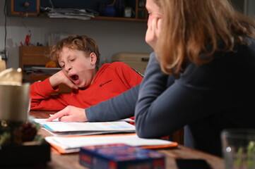 Mutter macht mit Sohn Hausaufgaben