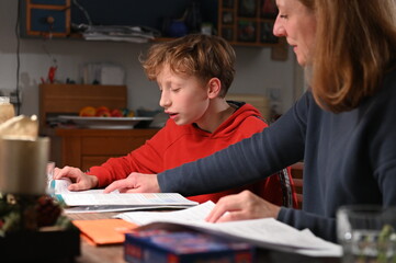 Mutter macht mit Sohn Hausaufgaben