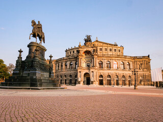 Semperoper mit König-Johann-Denkmal am Theaterplatz in Dresden