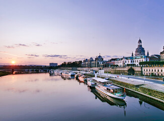 Fototapeta premium Der Elbe entlang, Blick von der Augustusbrücke in Dresden
