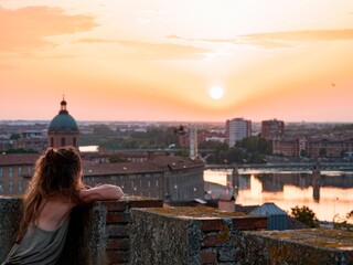 Vue sur Toulouse et sur la Garonne au coucher du soleil depuis la Dalbade