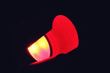 Luz del semáforo en rojo en Madrid, España. Imagen de noche donde el rojo de la luz resalta sobre...