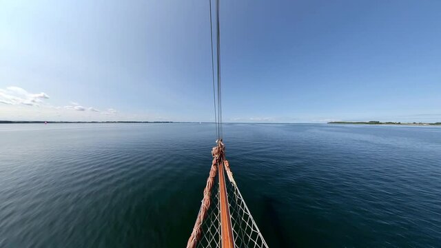 Altes Segelschiff mit Bugwelle und Anker im Sommer - Blick nach Vorne