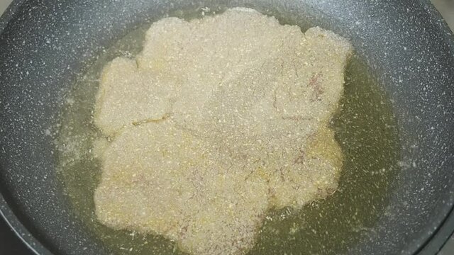Wiener Schnitzel in der Pfanne braten
