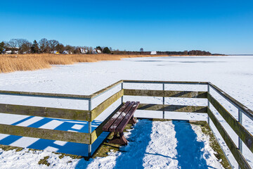 Bodden mit Steg in Born auf dem Fischland-Darß im Winter