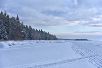 Obraz premium Snowy Lake Onega in winter