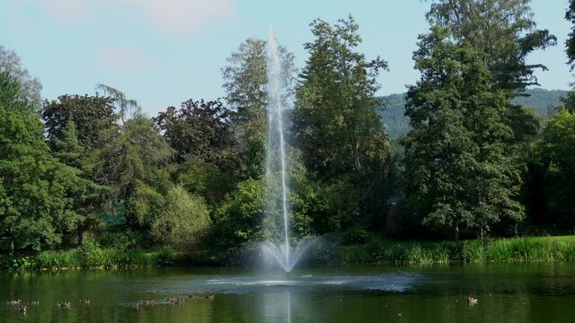 Wasserfon&auml;ne und Enten im Kurpark in Heiligenstadt