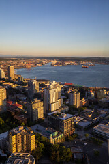 Obraz premium Seattle, Washington, USA - June 4 2021: Seattle downtown skyline and Mount Rainier during summer sunset. View from Seattle needle.