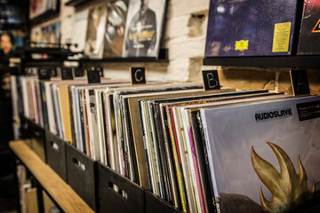 Vinylwinkel in Kiev, de Oekraïne. Verzameling van LP-vinylplaten te koop in de muziekwinkel in Kiev, Oekraïne
