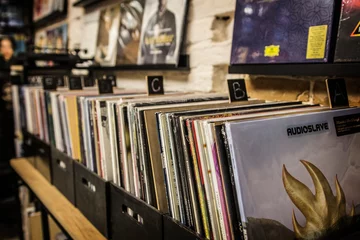 Foto op Plexiglas Muziekwinkel Vinylwinkel in Kiev, de Oekraïne. Verzameling van LP-vinylplaten te koop in de muziekwinkel in Kiev, Oekraïne