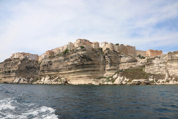 Fototapeta na wymiar houses overlooking the steep cliffs of the town of Bonifacio in the south of the island of Corsica