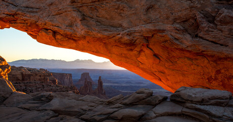 perspective view in to theMesa Arch