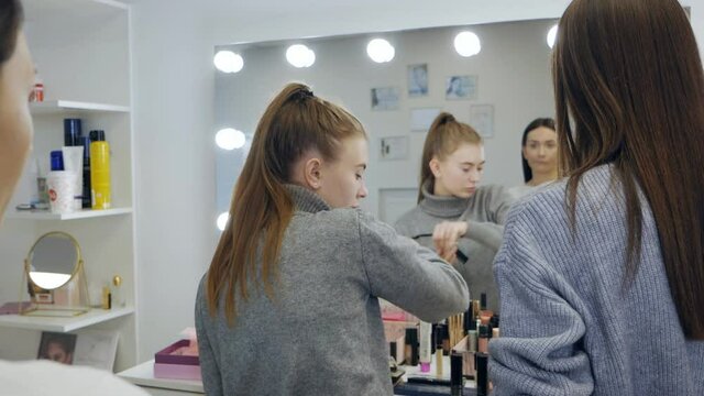 Makeup lesson. The master tells the student about makeup. Master class for makeup artists