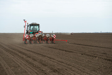 Obraz premium Sowing crops at agricultural fields in spring