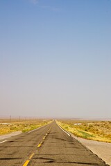 Strasse durch einsame Landschaft