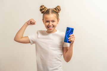 teenage girl with dark hair hair in a white t-shirt on a light background hold the phone and be sure