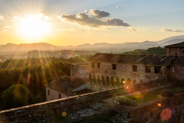 Explosion of darting sunbeams in a Tuscan sunset in Montecarlo di Lucca. - obrazy, fototapety, plakaty