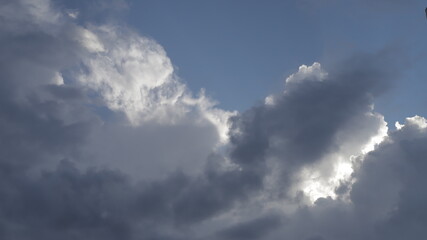 Naklejka na ściany i meble fondo de nubes blancas en el cielo azul