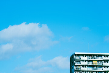 青空とマンション