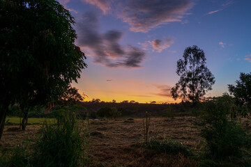 Lindas cores no céu ao amanhecer na fazenda.
