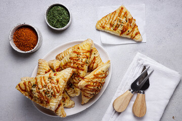 Tuna puff pastry or pie of puff pastry with spicy tuna.