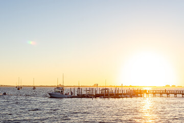 Obraz premium Boat docking during sunset on the west coast