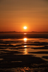 氷が浮かぶ夕暮れの光る湖
