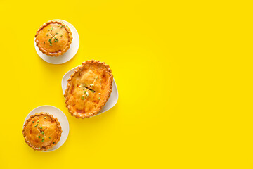 Tasty beef pot pies on color background © Pixel-Shot