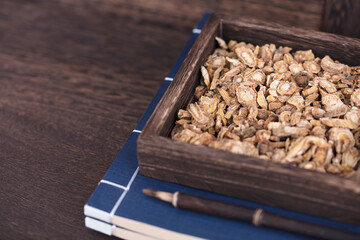 The traditional Chinese medicine parsnip is in a small wooden box