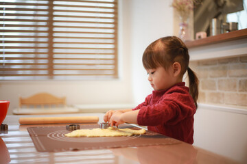 お菓子作りする女の子