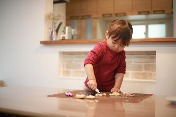 お菓子作りする女の子
