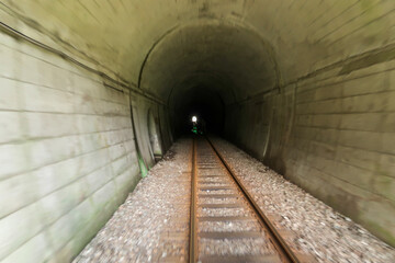 単線鉄道の古いトンネル