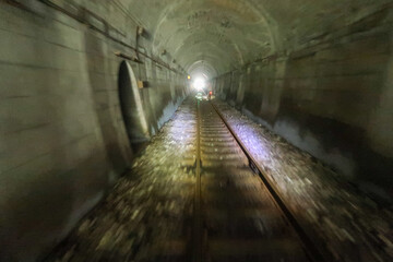 単線鉄道の古いトンネル