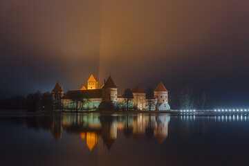 Obraz premium Lithuania, Trakai . Trakai Castle at night - Island castle in Trakai is a museum and a cultural center.