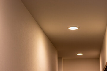 廊下の天井と円形のダウンライト