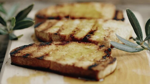 Bruschette di pane con olio e origano su tagliere di legno