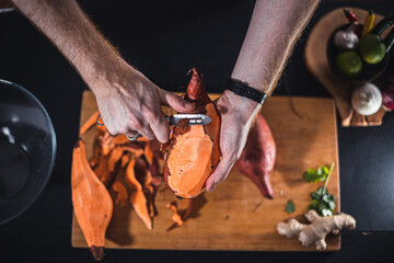 Süßkartoffel schälen und schneiden